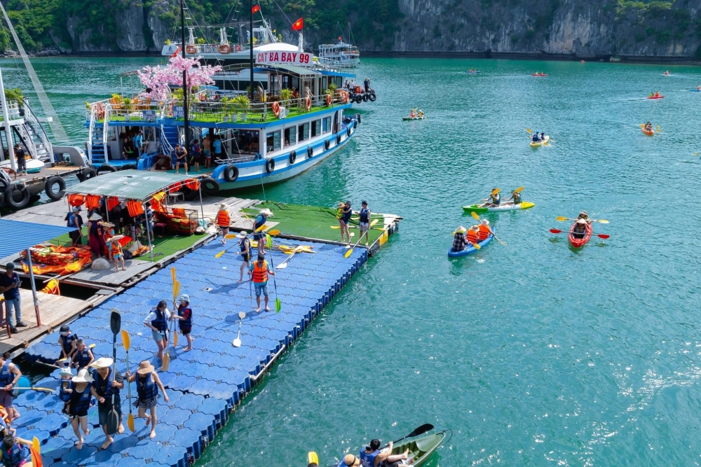 Giá vé tàu tham quan vịnh lan hạ hợp lý