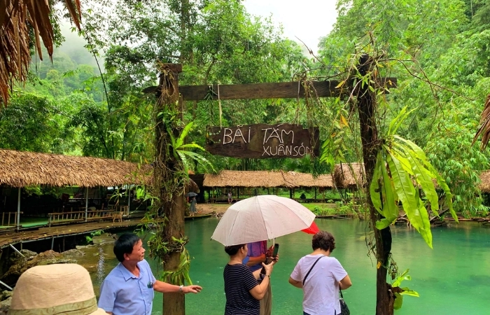 Tận hưởng làn nước mát ở bãi tắm vườn quốc gia xuân sơn