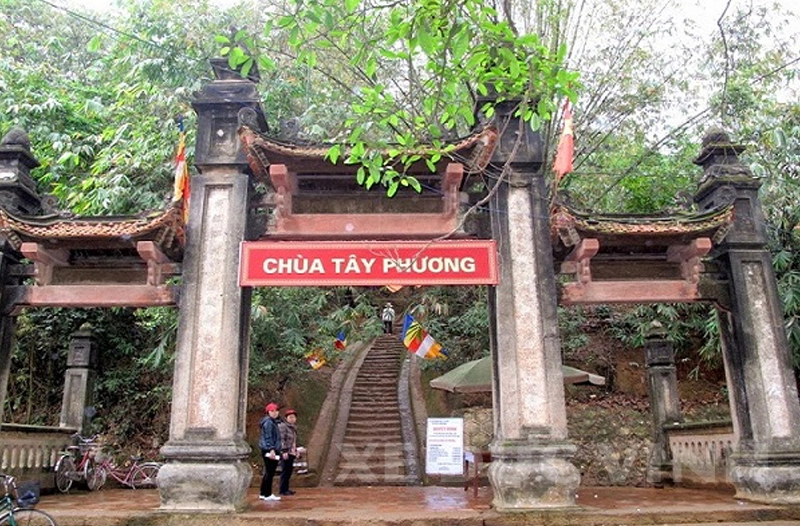 Cổng chùa Tây Phương, có kiến trúc độc đáo và ấn tượng