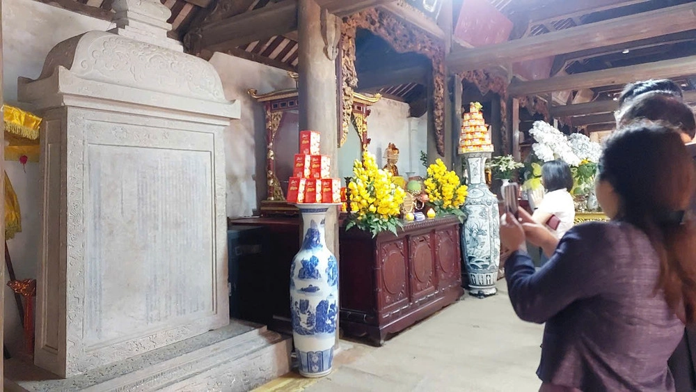 Chùa đậu cầu thi cử thu hút học sinh và sinh viên đến lễ