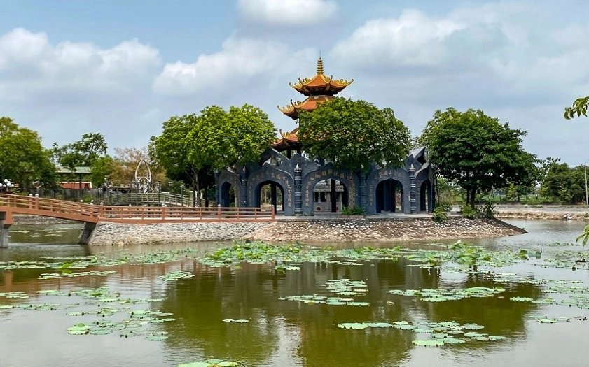 Hình ảnh của chùa đậu nổi bật với mái cổ và tượng Phật quý