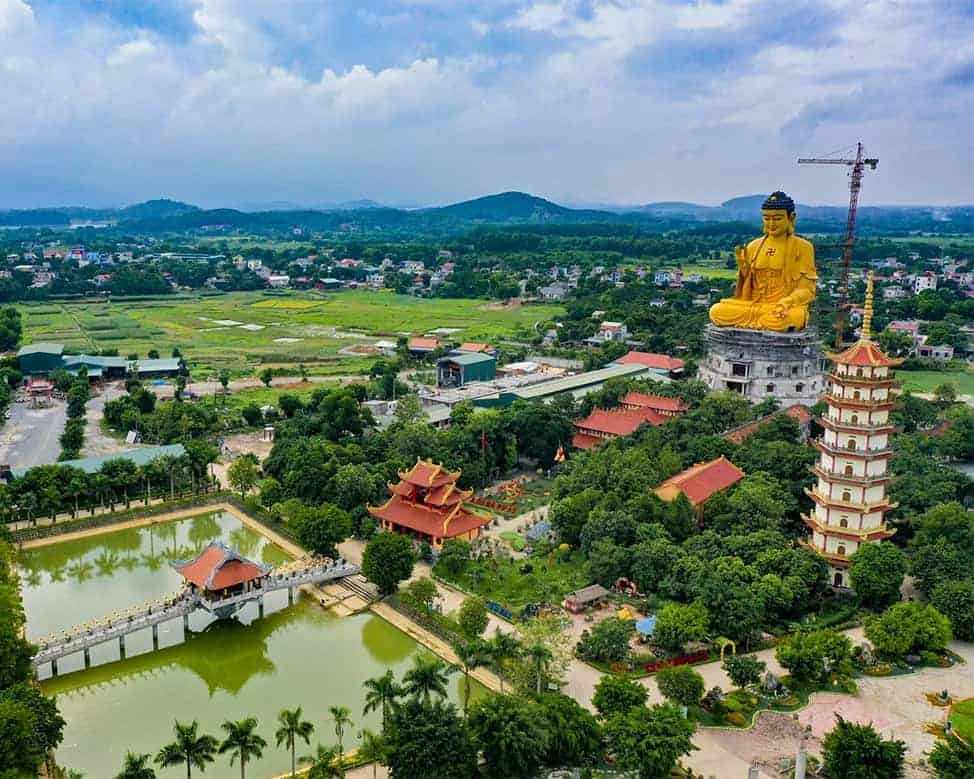 Quang cảnh chùa khai nguyên luôn thu hút khách hành hương đến thăm