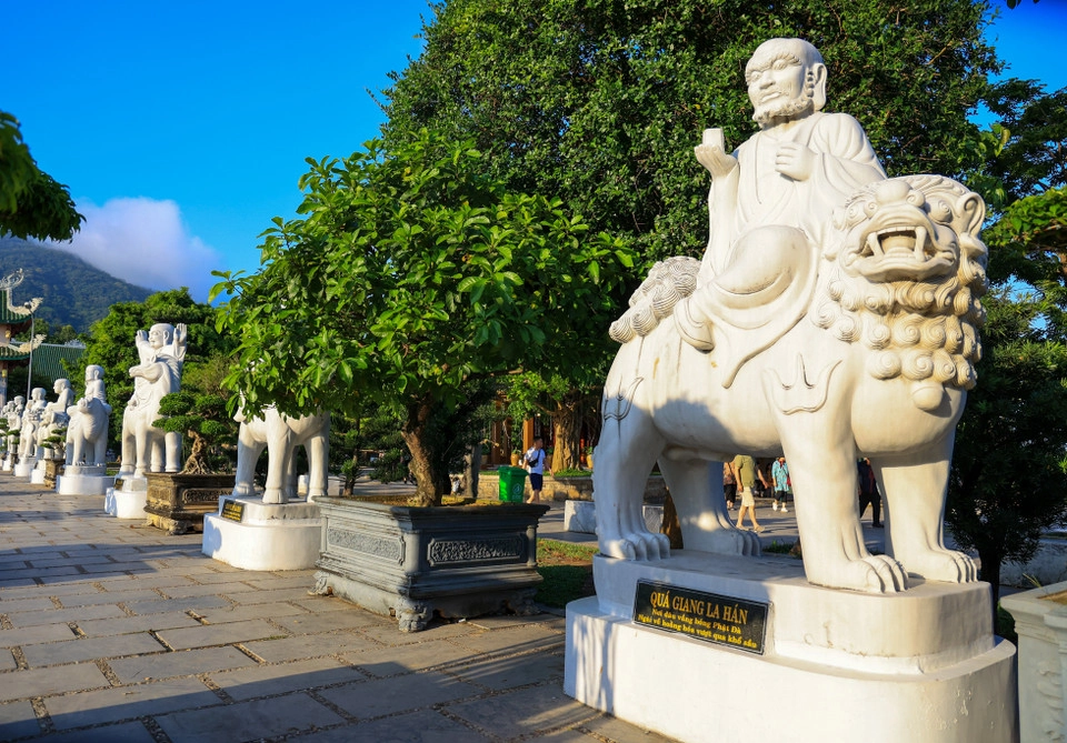 Đi chùa linh ứng cầu gì cầu bình an và tài lộc trong cuộc sống