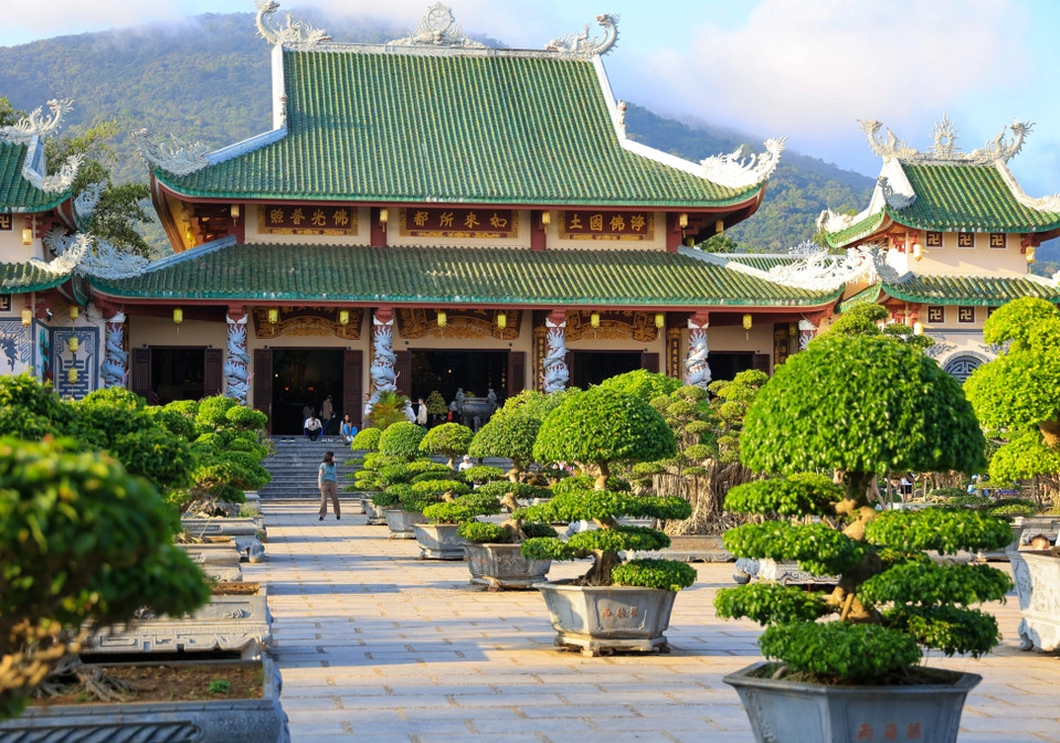 Chùa linh ứng thành phố đà nẵng thu hút khách du lịch thập phương