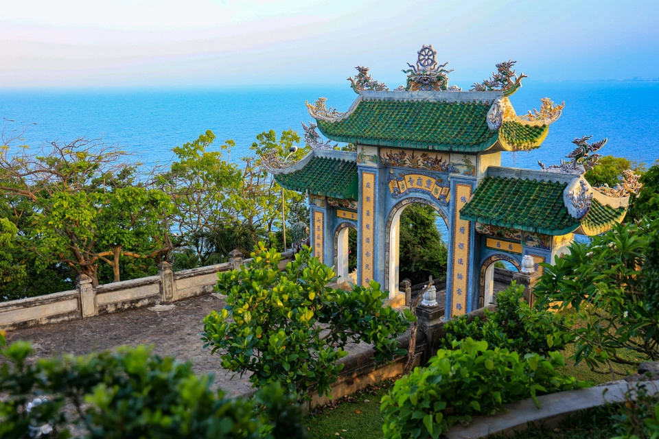 Chụp ảnh chùa linh ứng lưu lại kỷ niệm đẹp khi đến thăm nơi này