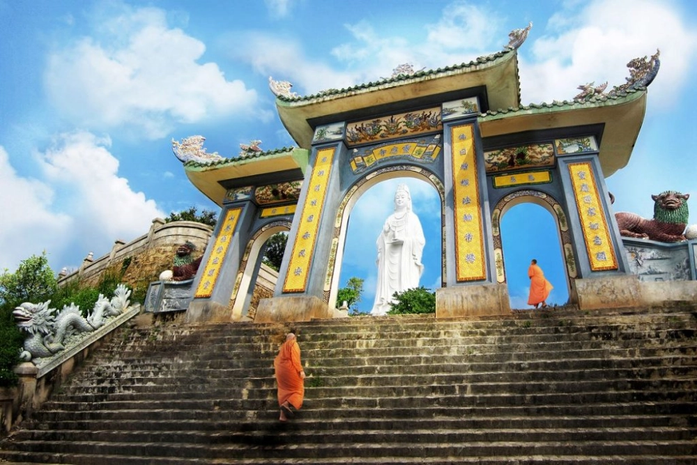 Chùa linh ứng giờ mở cửa từ sáng đến chiều để đón tiếp du khách