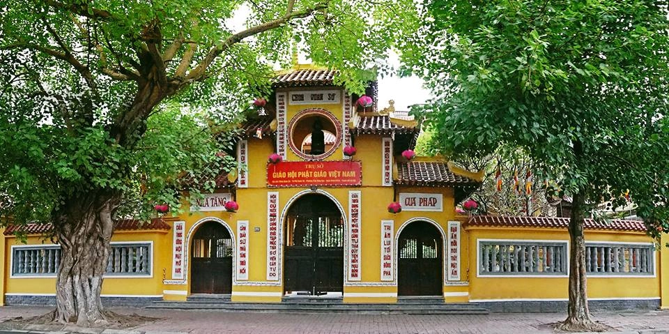 Giờ mở cửa chùa quán sứ thường bắt đầu từ sáng sớm đến chiều