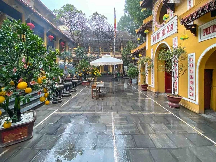 Chùa quán sứ giờ mở cửa phù hợp cho khách hành hương ghé lễ