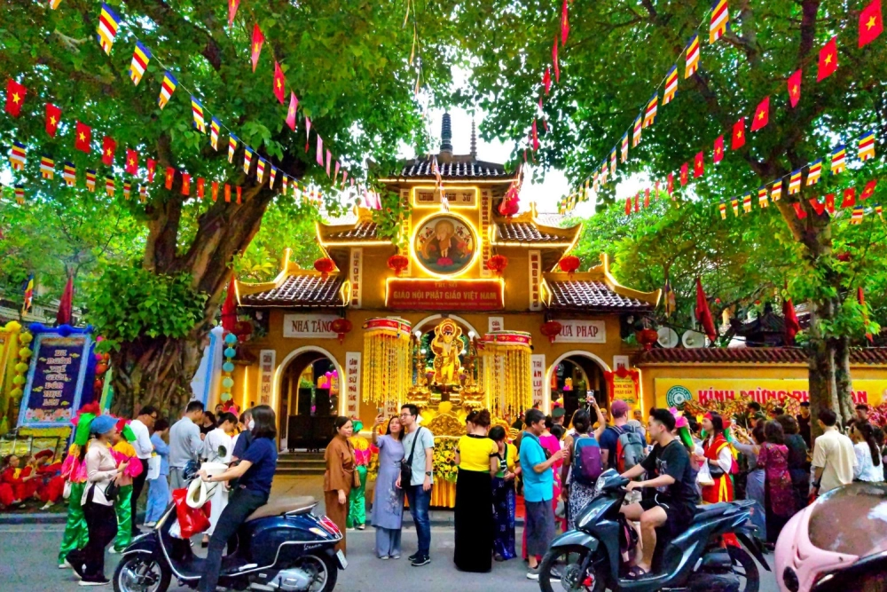 Lễ phật đản chùa quán sứ thu hút đông đảo tín đồ về dự lễ
