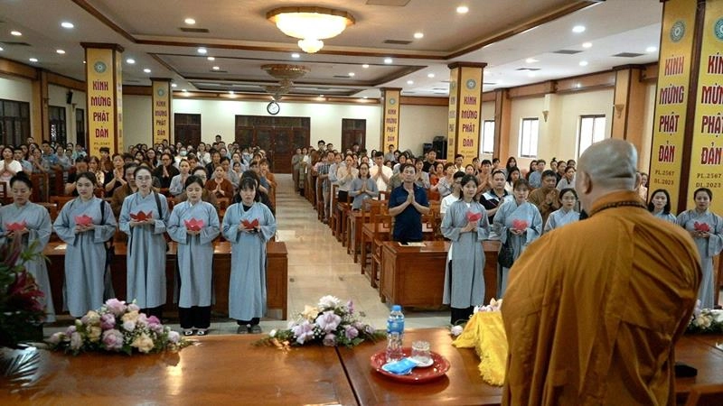 Quy y tam bảo chùa quán sứ là bước khởi đầu cho hành trình tu học