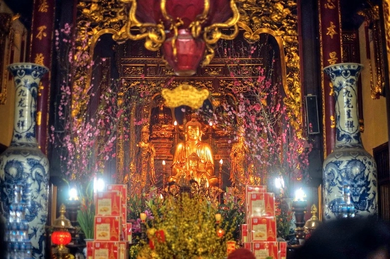 Chùa quán sứ thờ ai thờ Phật và chư vị tổ tông trong chánh điện