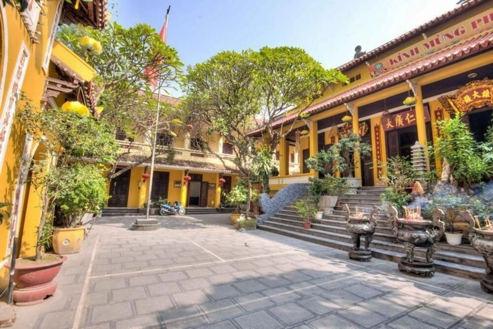 Hình ảnh của chùa quán sứ mang đậm kiến trúc Phật giáo truyền thống