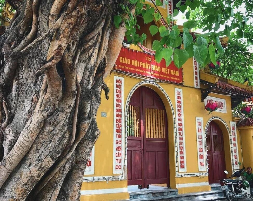 Chùa quán sứ mở cửa đến mấy giờ nên đi sớm để lễ bái thanh tịnh