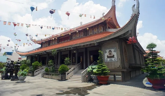 Chùa vĩnh nghiêm q3 thu hút du khách cả trong và ngoài nước