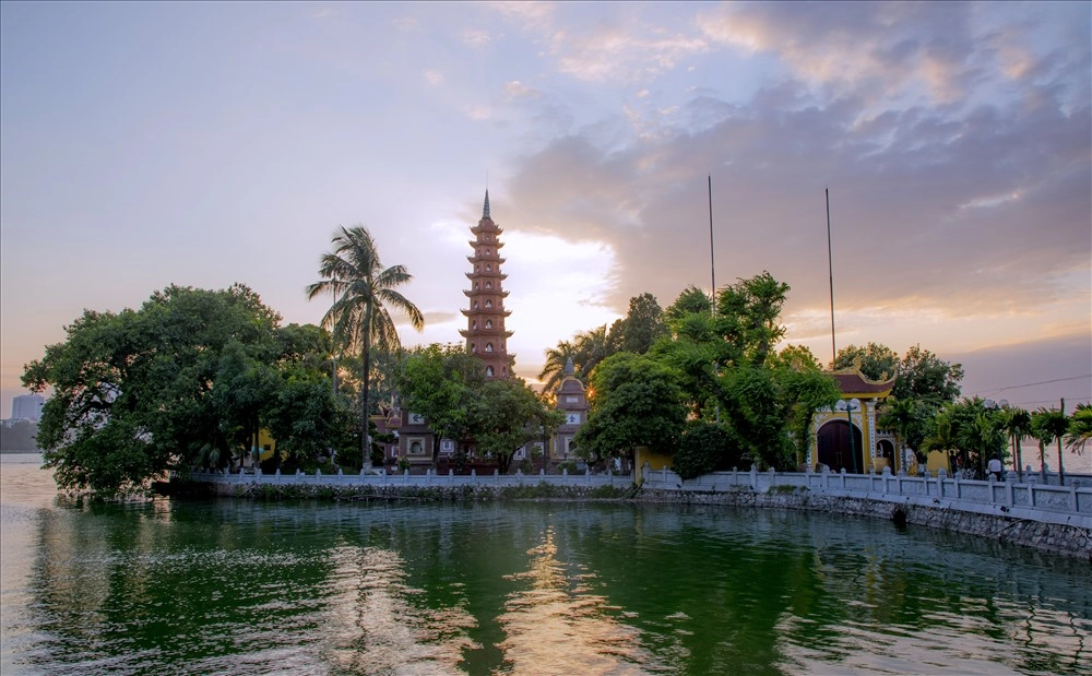 Khám phá cảnh hồ tây mùa thu với sương mù giăng lối