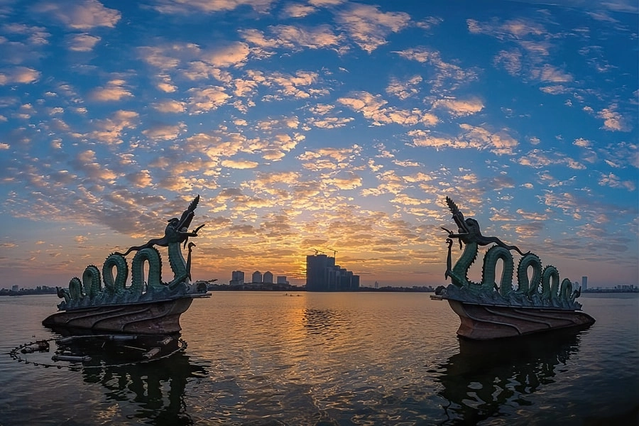 Chiêm ngưỡng hình ảnh của 2 con rồng hồ tây nổi bật giữa sóng nước