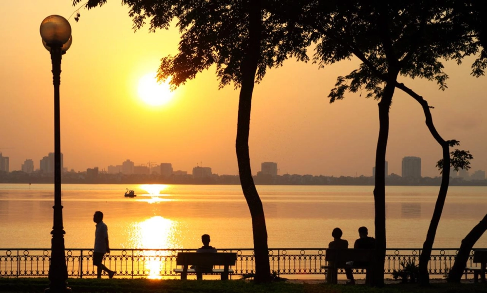Lặng ngắm cảnh hồ tây trong chiều gió nhẹ