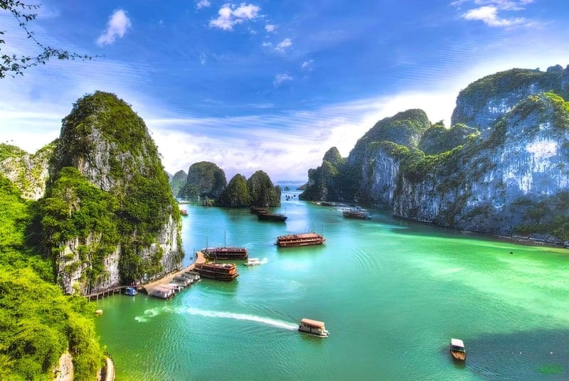 Ngắm nhìn cảnh vịnh Hạ Long với vẻ đẹp mộng mơ trên sóng nước