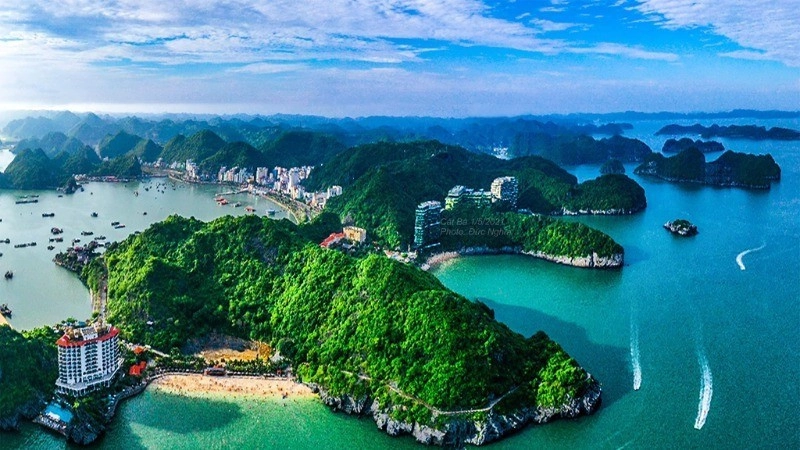 Cùng khám phá biển vịnh Hạ Long với nước xanh trong vắt
