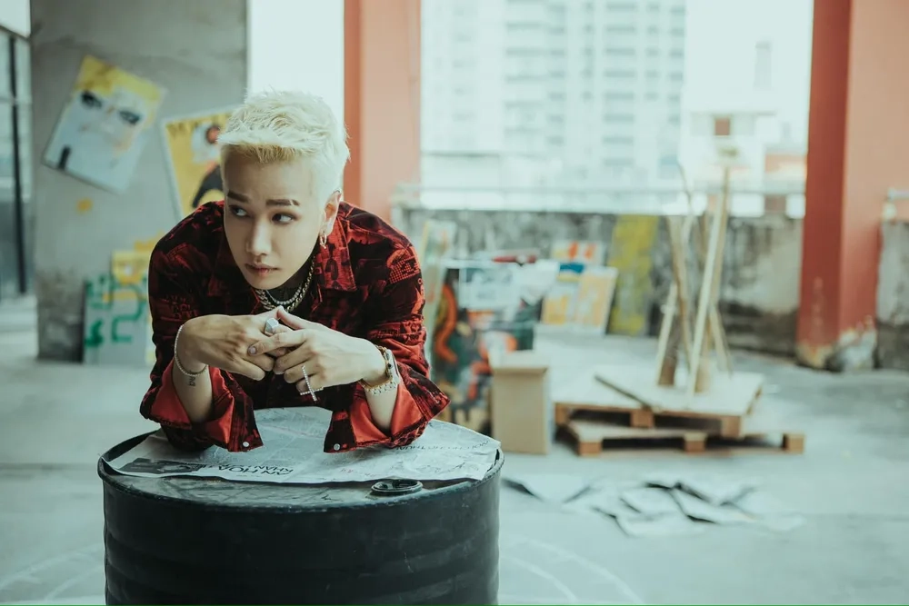 Nghe Lou Hoàng Mình Là Gì Của Nhau lyrics là thấy tổn thương liền