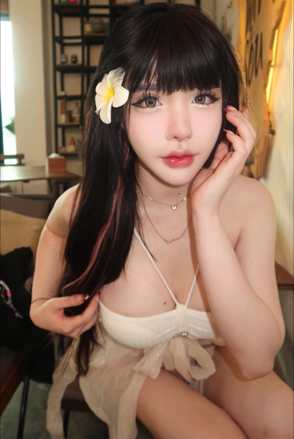 Ảnh gái mặc sexy trang phục bó sát khoe đường cong nóng bỏng quyến rũ