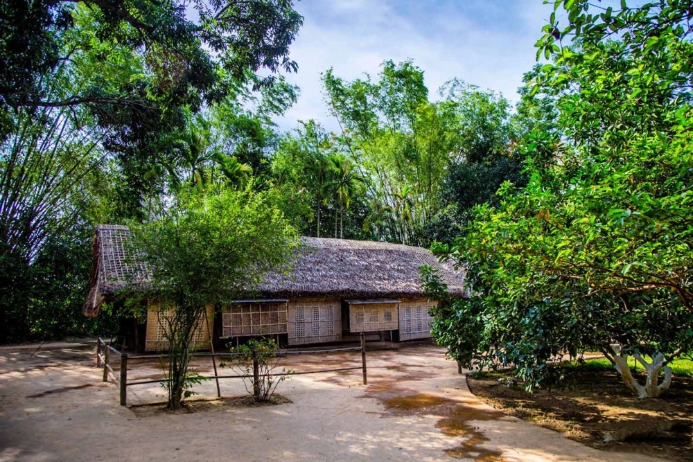 Du lịch làng sen quê bác thăm di tích thiêng