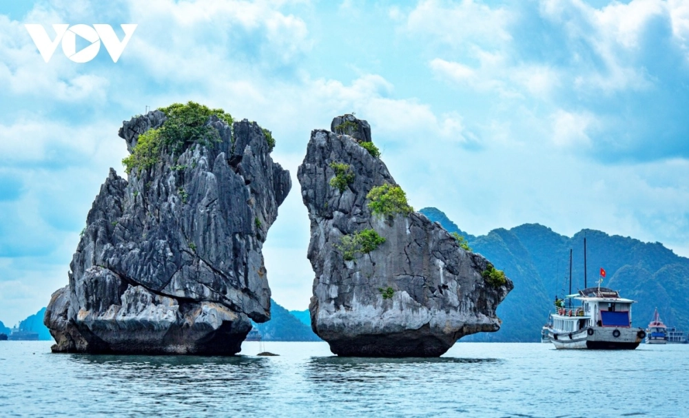 Hòn trống mái ở hạ long kỳ quan di sản