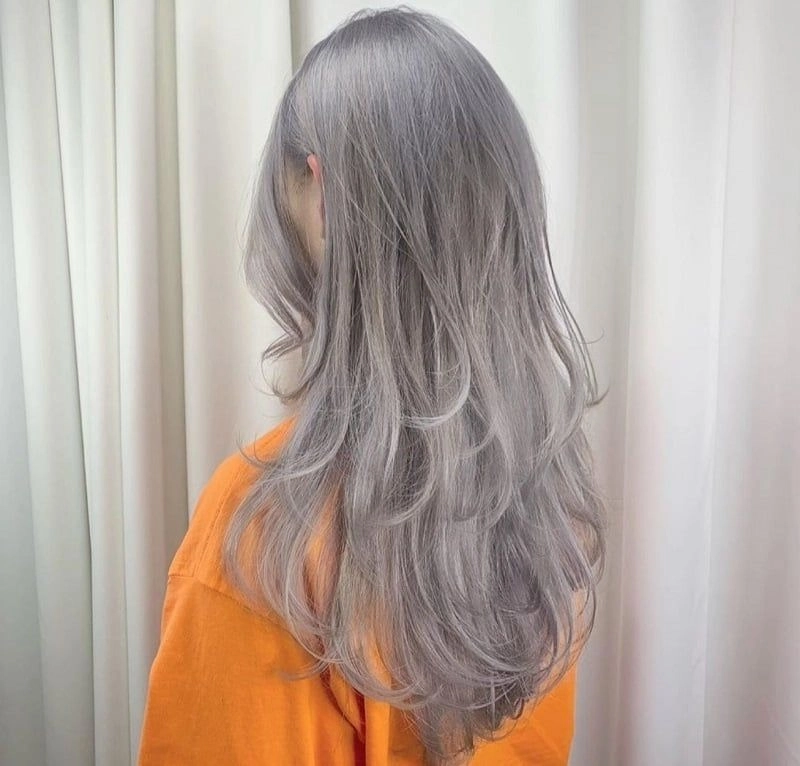 Nhuộm tóc màu xám khói nổi bật trendy