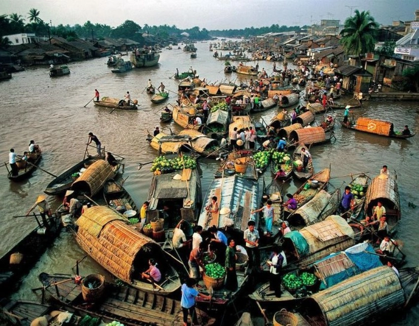 Hình ảnh chợ nổi Cà Mau thể hiện nét bình dị sông nước.
