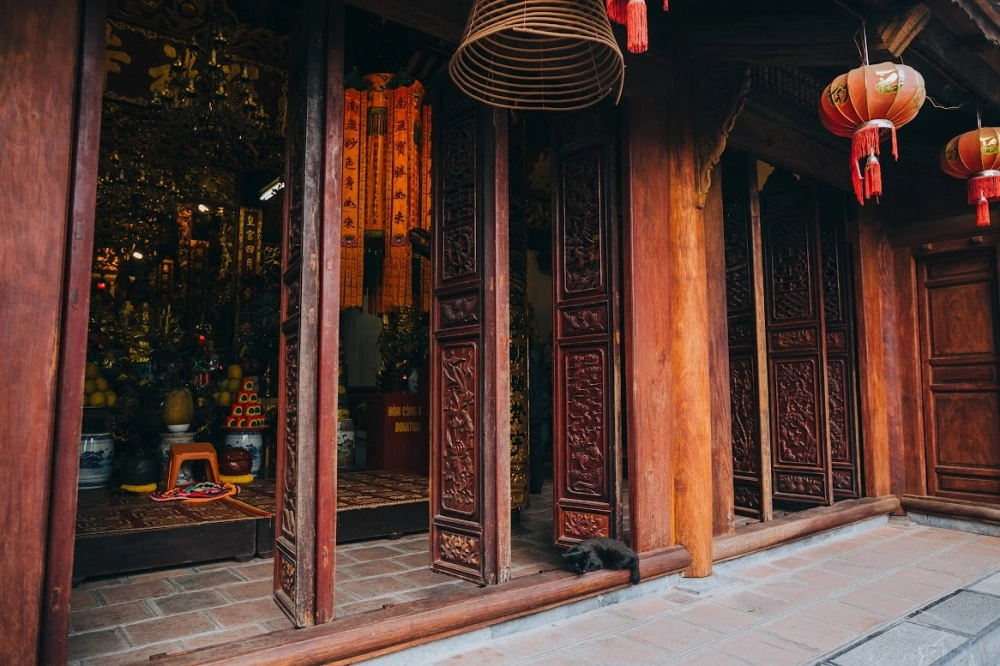 Tham quan chùa Láng giúp tìm hiểu văn hóa tâm linh Hà Nội.