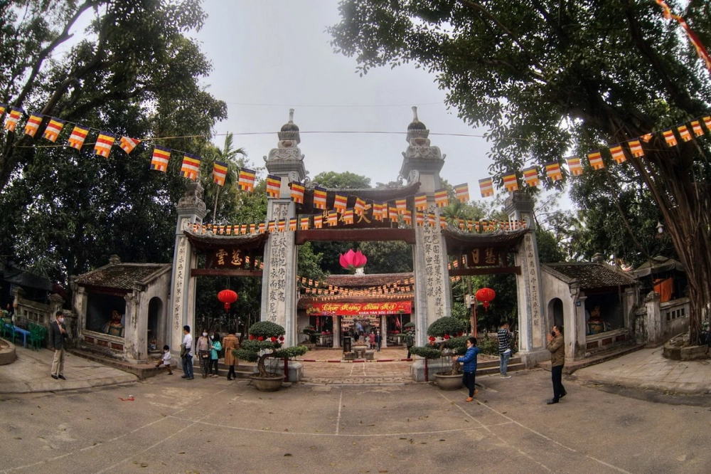 Chùa Láng cổ kính là điểm đến tâm linh quen thuộc.