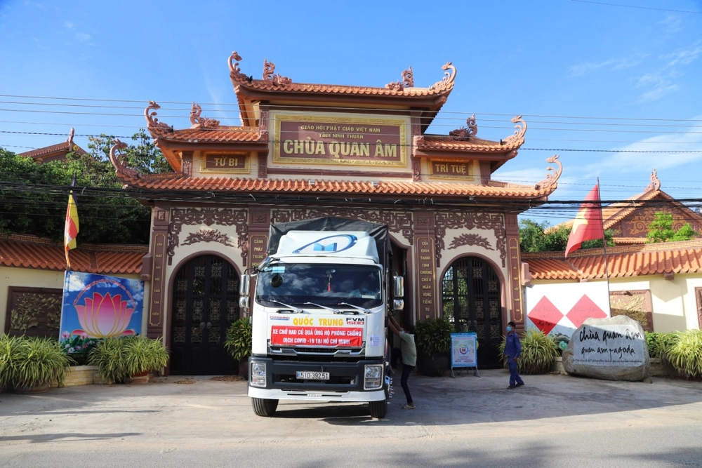 Chùa Quan Âm cầu bình an cho gia đình và người thân.