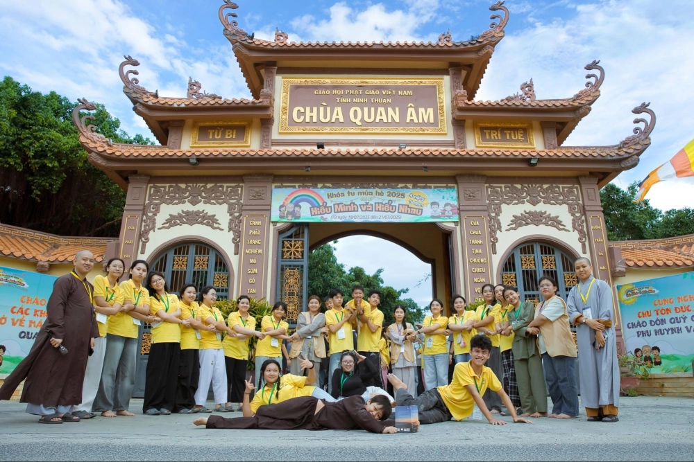 Du lịch chùa Quan Âm phù hợp cho chuyến đi hành hương.