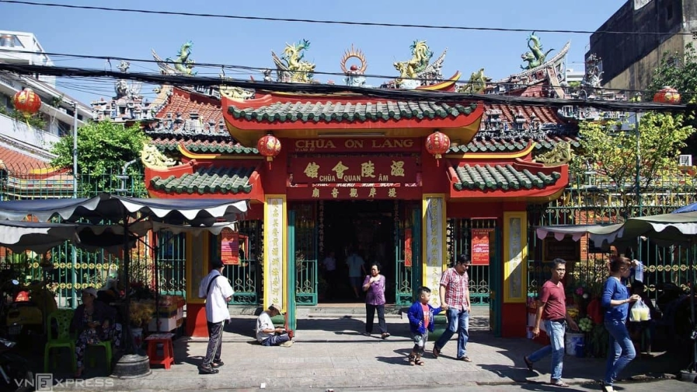 Chùa Quan Âm miền Nam thu hút đông đảo phật tử.