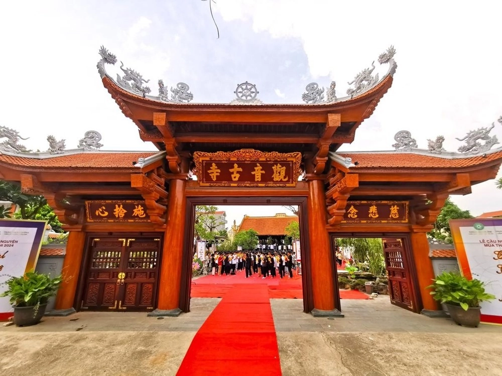 Hình ảnh chùa Quan Âm mang cảm giác bình yên, nhẹ nhàng.