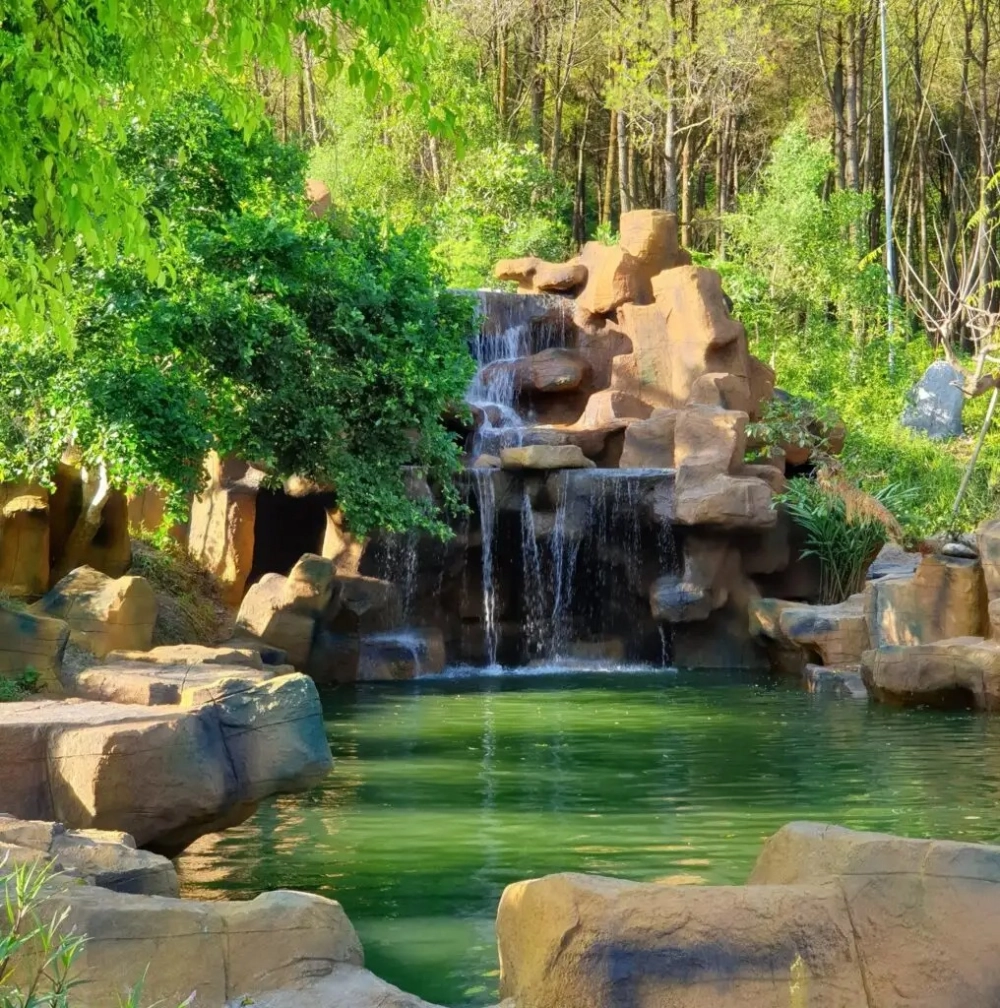 Khu di tích Kim Liên quê Bác là điểm hành hương quen thuộc.