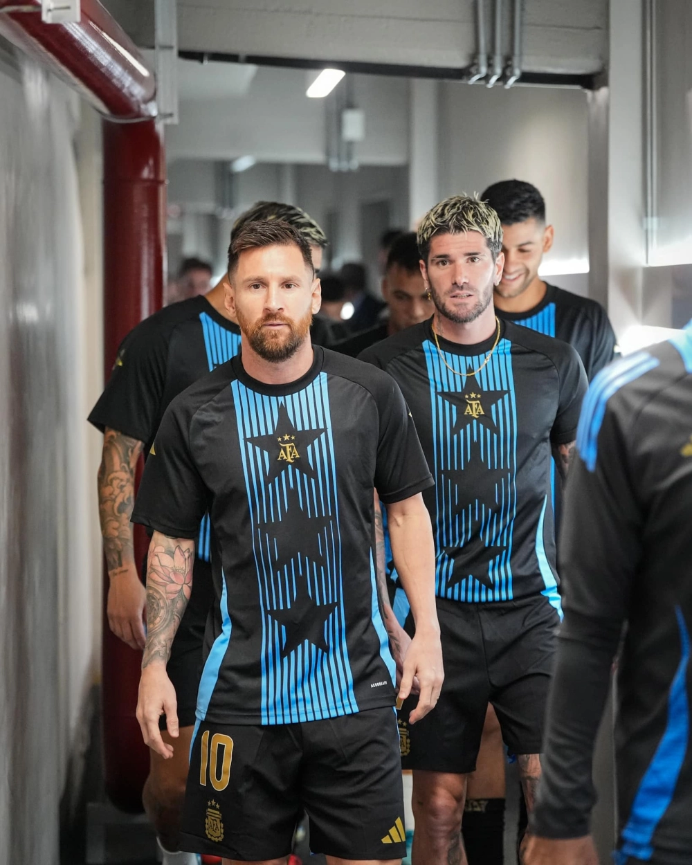 Net worth of lionel messi đến từ bóng đá và quảng cáo.