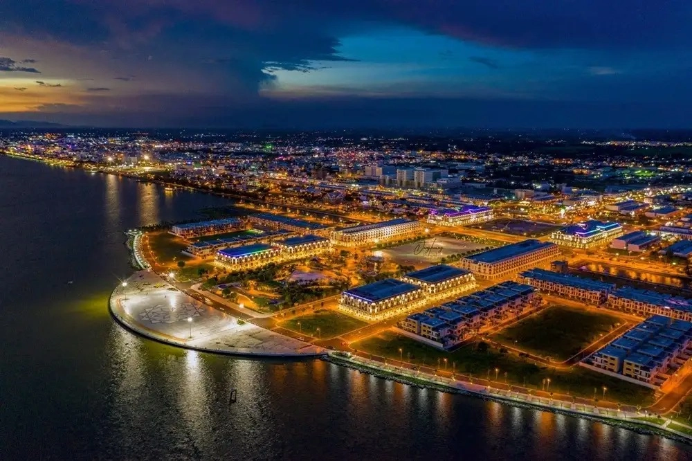 Rạch Giá về đêm lung linh, không khí mát mẻ.