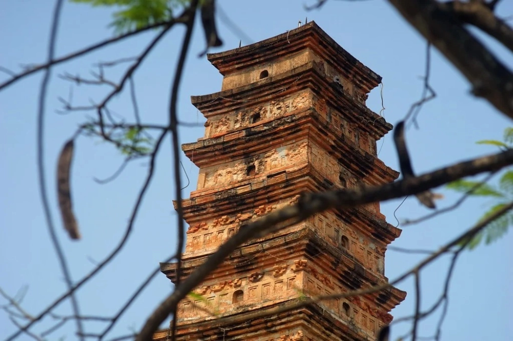 Tháp Bình Sơn kiến trúc cổ thể hiện tay nghề xây dựng tinh xảo.