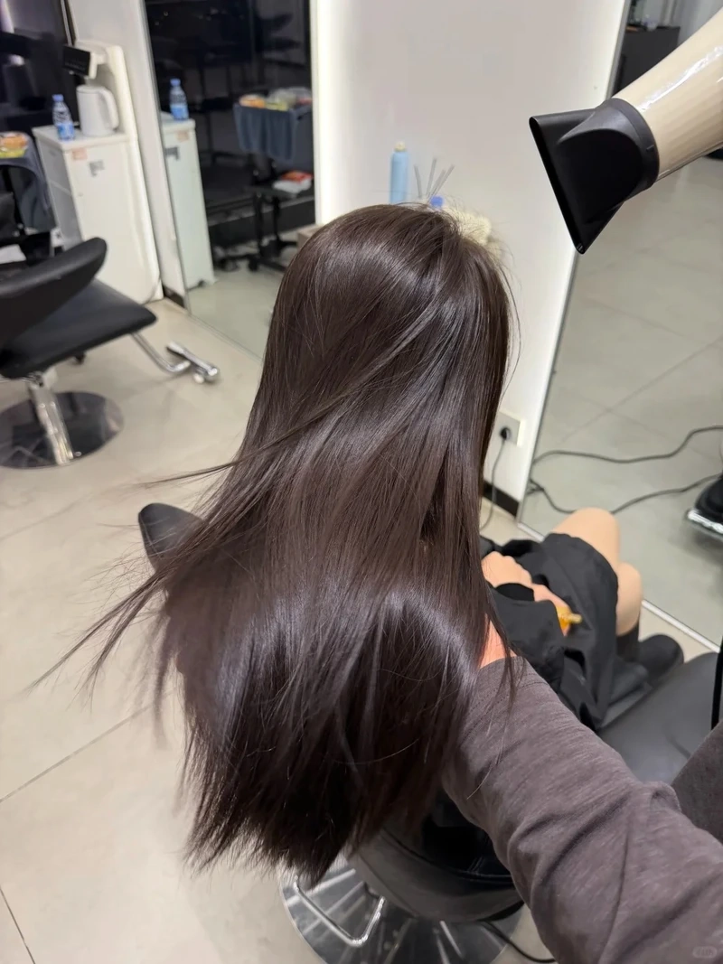 Xu hướng mới từ tóc nâu khói trầm hot trend