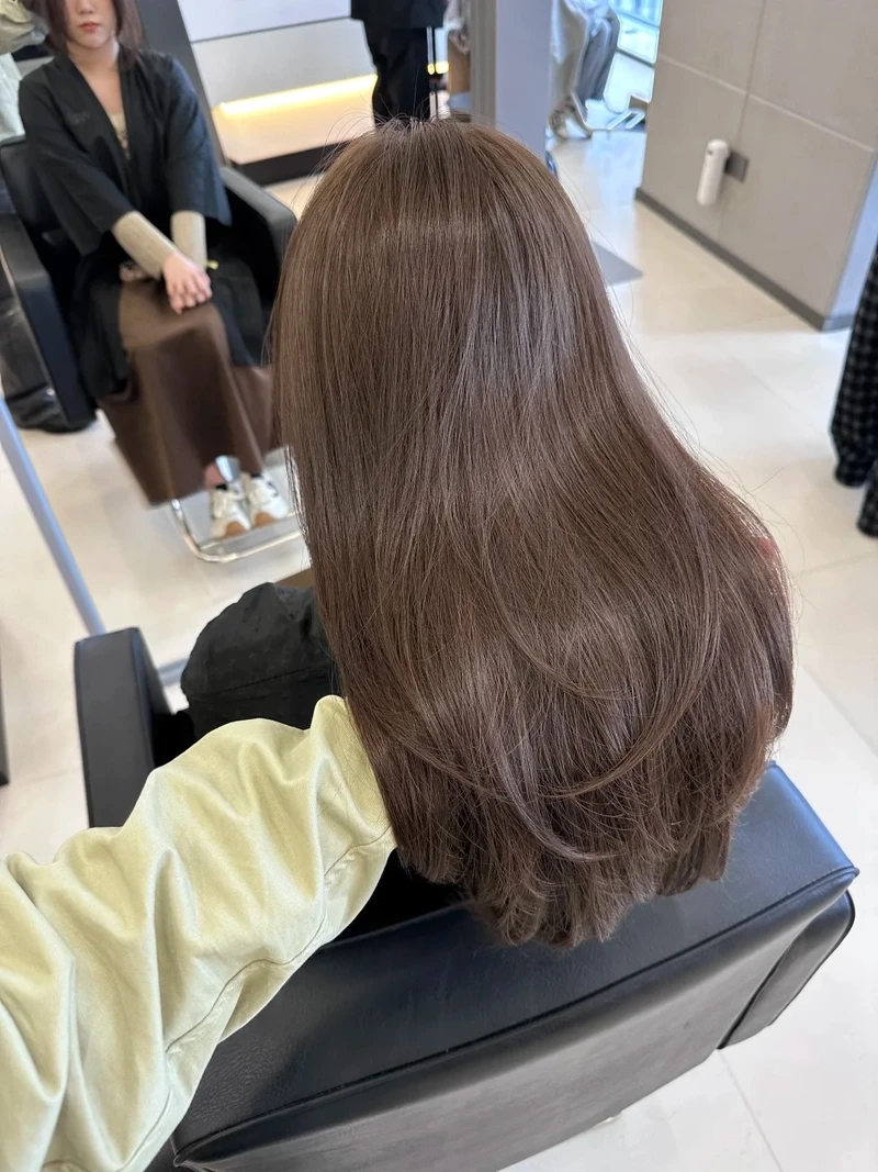 Vẻ đẹp tự nhiên từ tóc nâu khói trầm tự nhiên