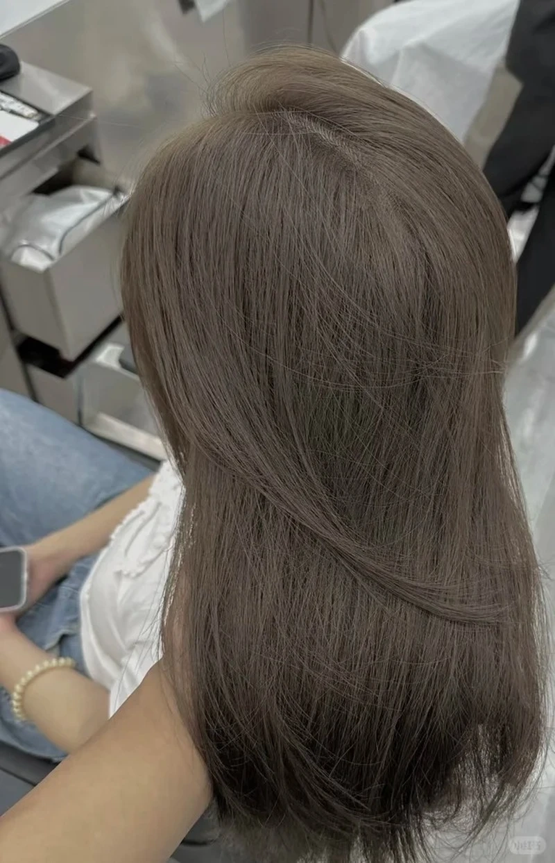 Tối giản cùng tóc nâu khói trầm tóc thẳng