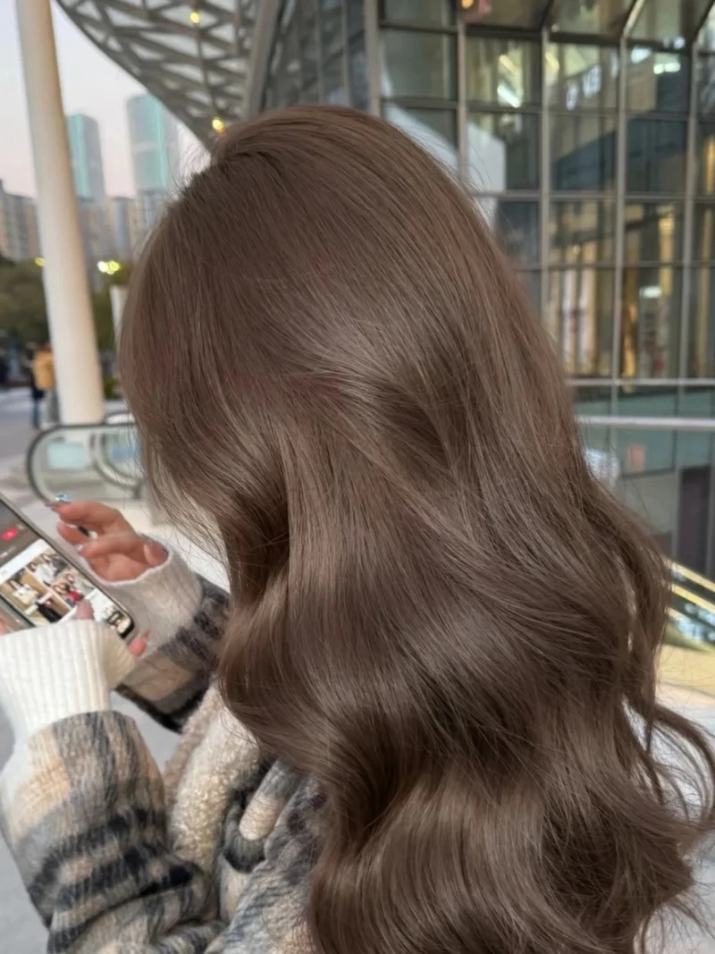 Quyến rũ hơn với tóc nâu khói trầm quyến rũ