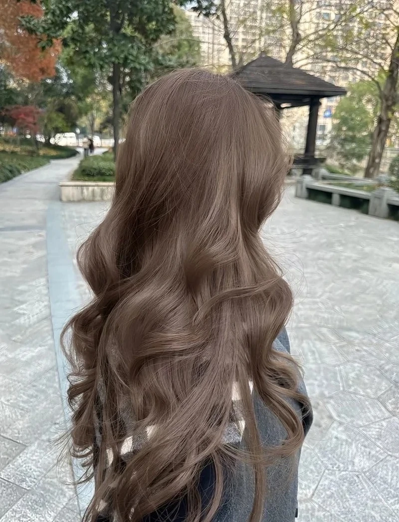 Dịu dàng với tóc nâu khói trầm tóc uốn