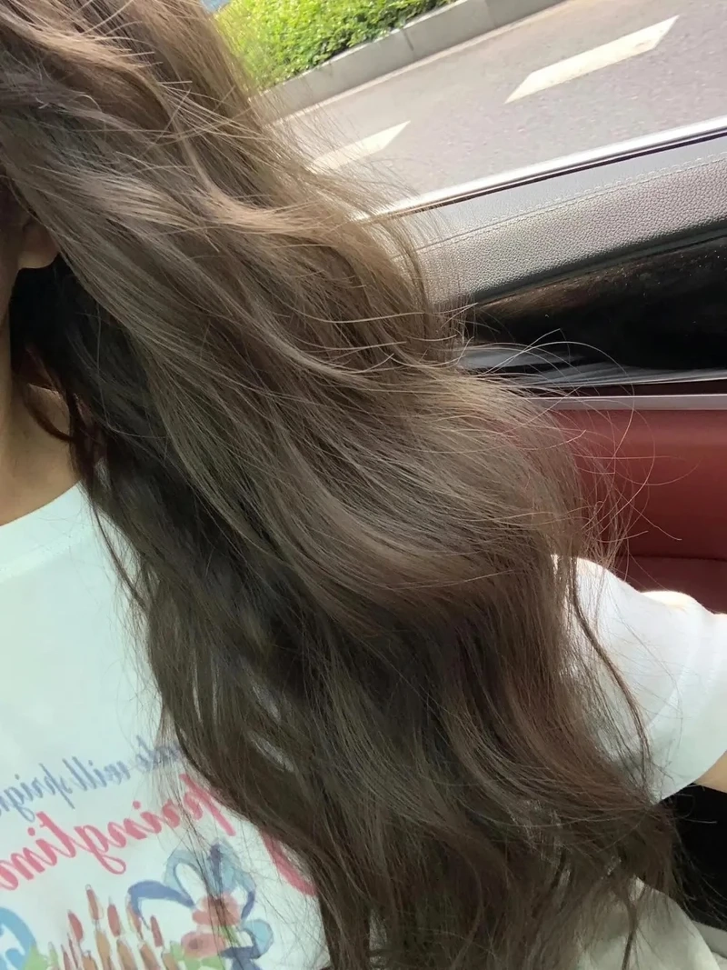 Đổi vibe với tóc nâu khói trầm phong cách mới