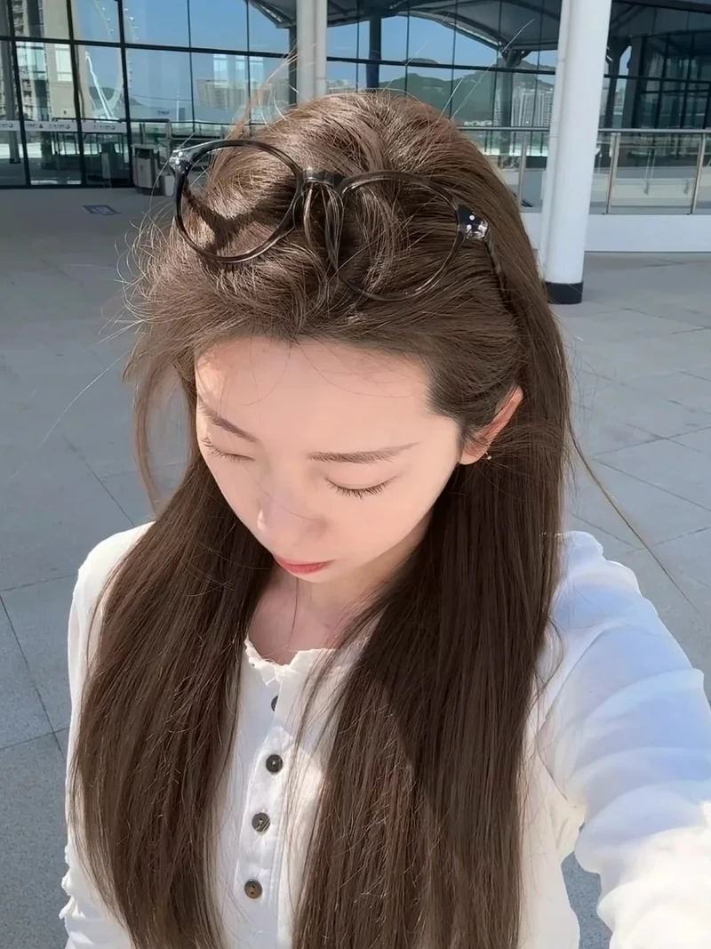 Tôn nét đẹp với tóc nâu khói trầm nữ tính