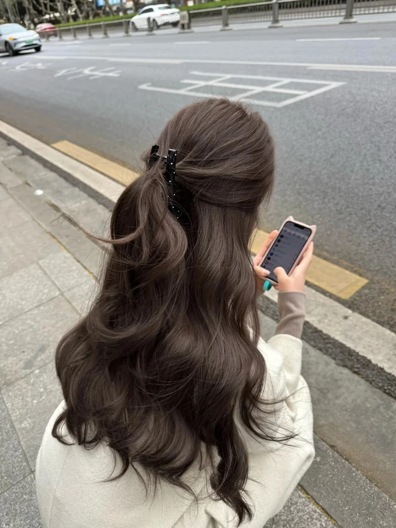 Bắt trend nhanh với tóc nâu khói trầm trendy