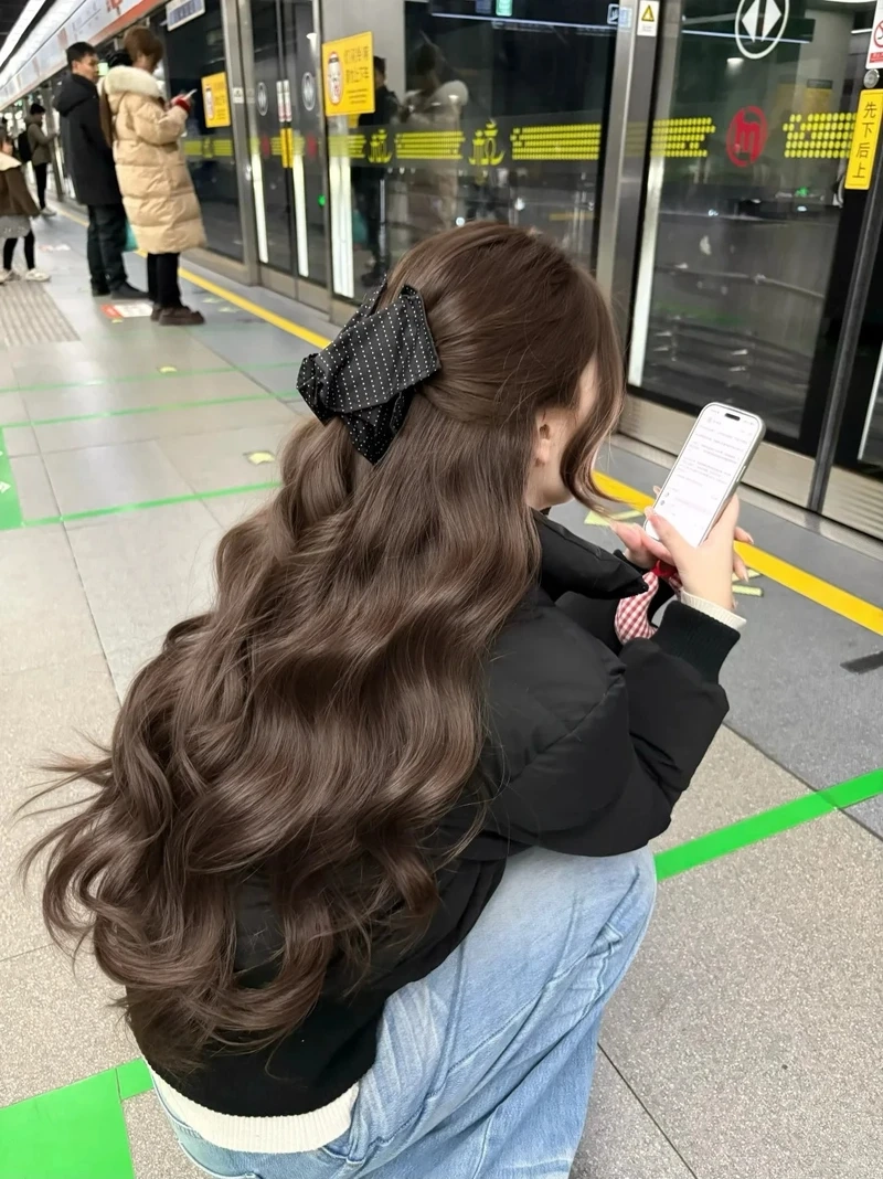 Trẻ trung hơn với tóc nâu socola trẻ trung