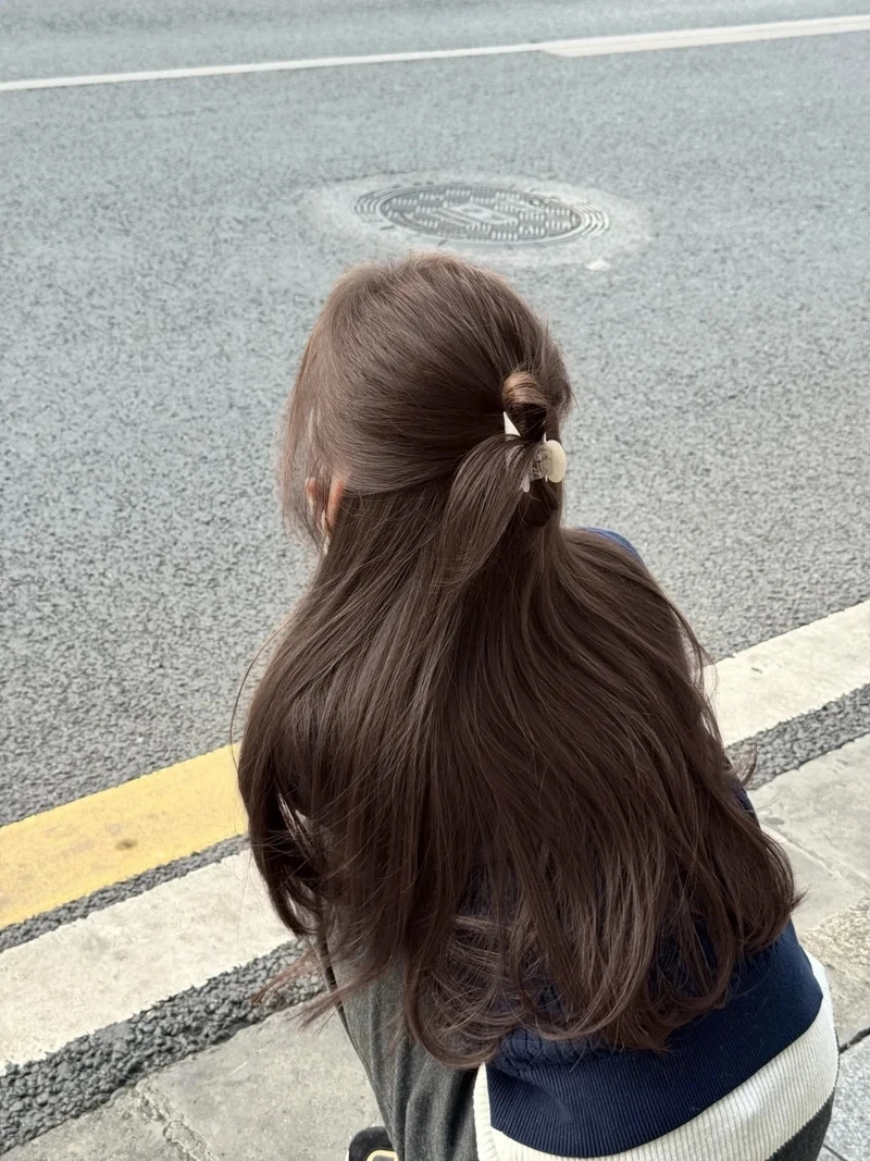 Gợi ý kiểu tóc nâu socola tóc dài siêu nữ tính