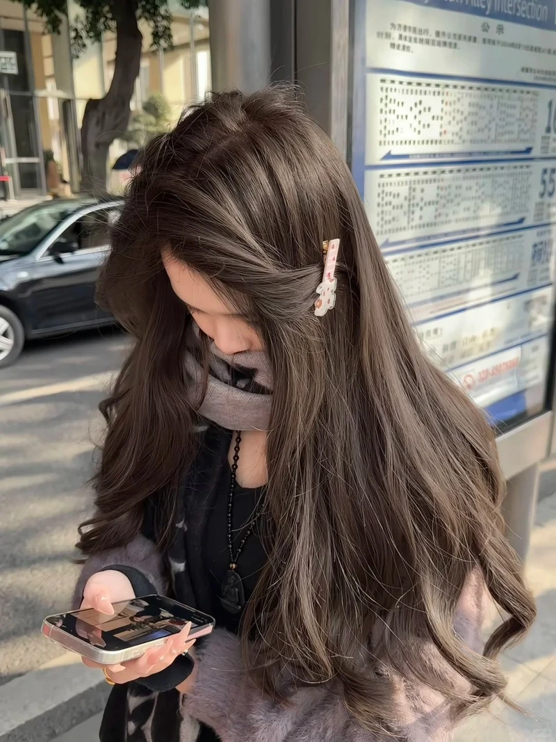 Nổi bật giữa đám đông với tóc nâu socola nổi bật